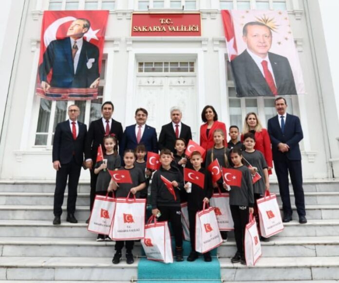 Sakarya'da 23 Nisan Kutlamalarında Çocuklar Valilikte Temsili Görev Aldı