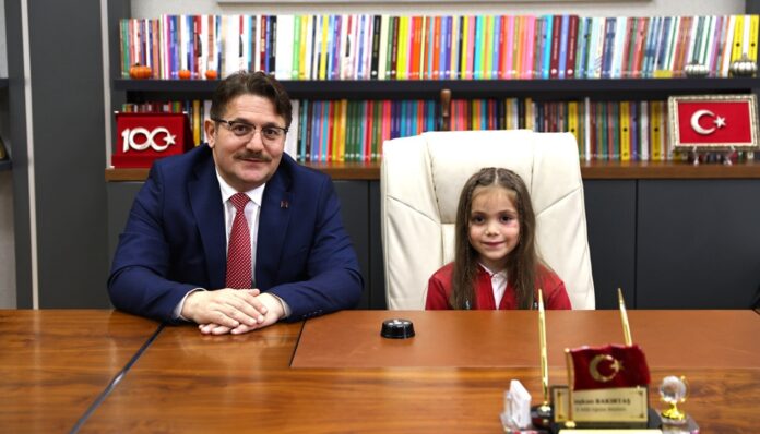 Adapazarı Osmanbey İlkokulu’nda 23 Nisan’da Temsili Müdürlük Koltuğu Teslimi Gerçekleşti