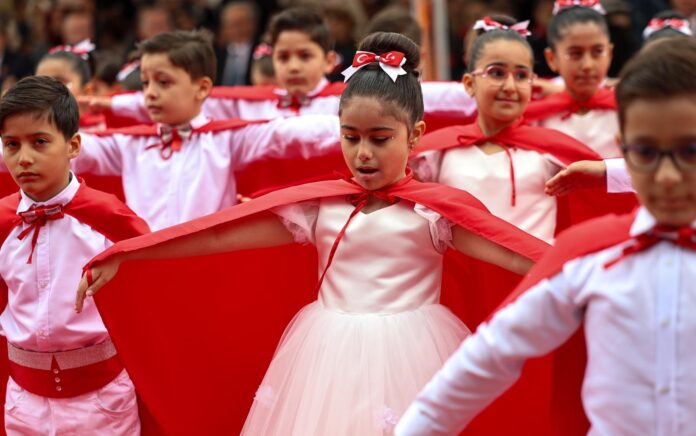 Başkan Alemdar, Arifiye'de 23 Nisan Coşkusunu Miniklerle Paylaştı