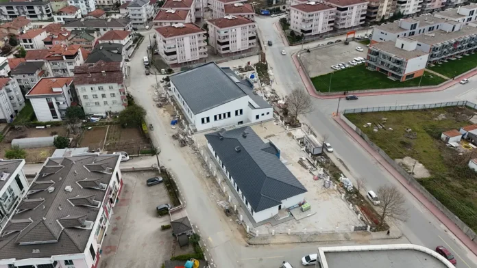 Arifiye Yüzme Havuzu ve Gençlik Merkezi’nde Çalışmalar Tamamlanma Aşamasına Geldi