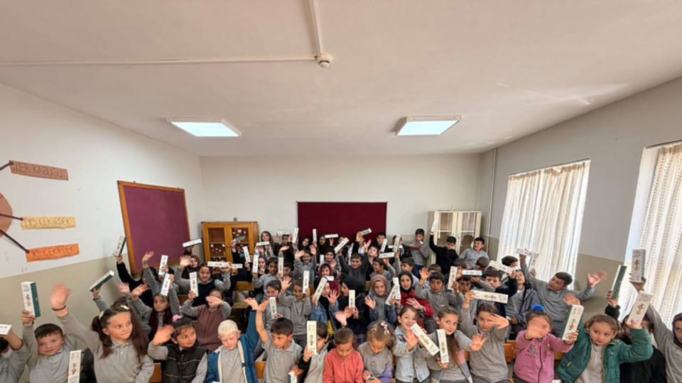 Sakarya’da 'Bir Hikâye Bin Neşe' Projesi Çocuklara Eğlence ve Eğitim Götürüyor