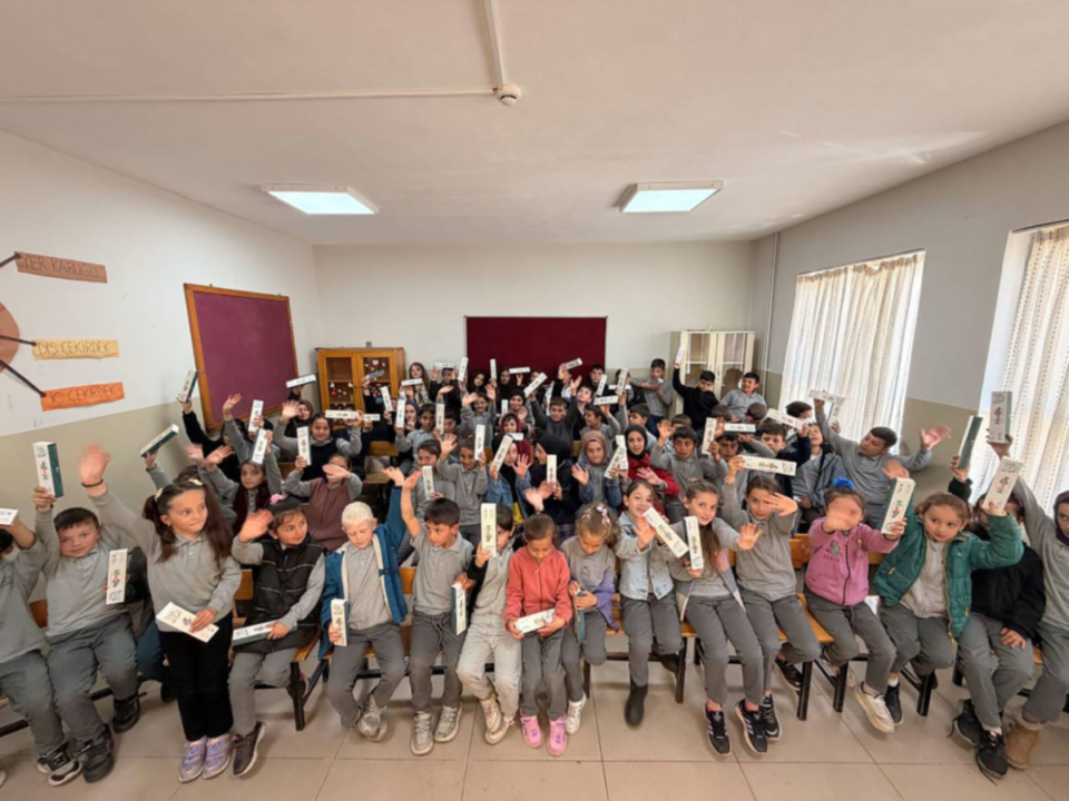 Sakarya’da 'Bir Hikâye Bin Neşe' Projesi Çocuklara Eğlence ve Eğitim Götürüyor