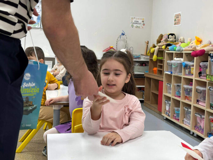 Sakarya Büyükşehir Belediyesi’nden 23 Nisan’da Anaokullarına ve Hastanelere Bayram Ziyareti