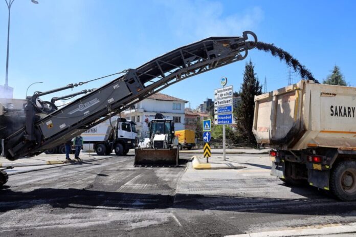 Sakarya’da Asfalt Sezonu Öncesi Yoğun Kullanılan Yollarda Bakım ve İyileştirme Çalışmaları Sürüyor