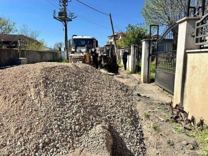 Serdivan Aralık Mahallesi’nde Türkoğlu Caddesi’nde Yağmur Suyu Hattı Çalışması Sürüyor
