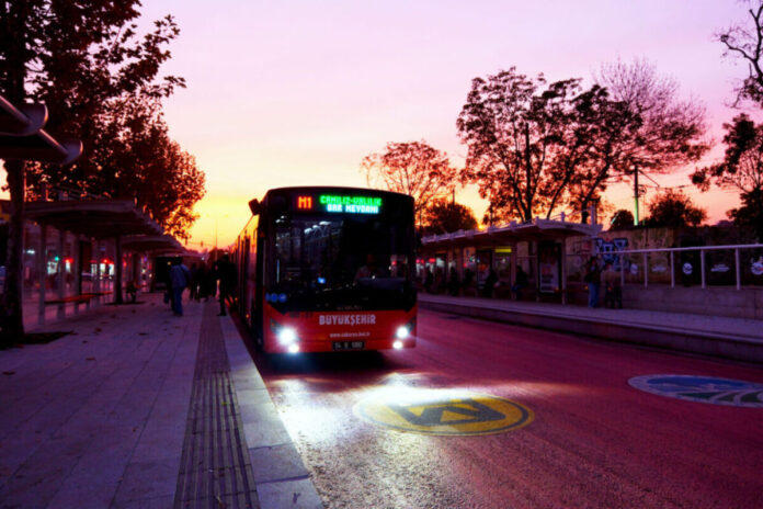 Sakarya’da Metrobüslerde Gece Seferleri Başladı: Ulaşımda Yeni Düzenleme